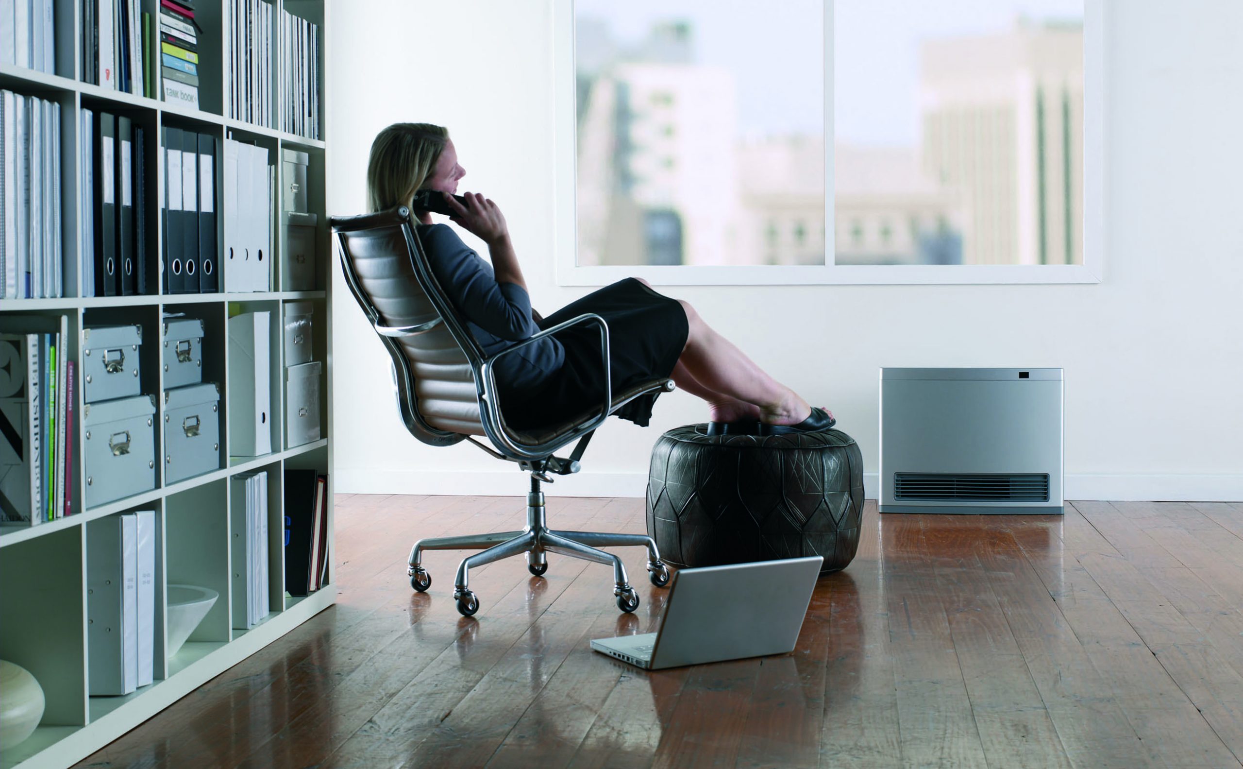 Rinnai Avenger 25 Convector Portable Gas Heater (lifestyle - lady office)