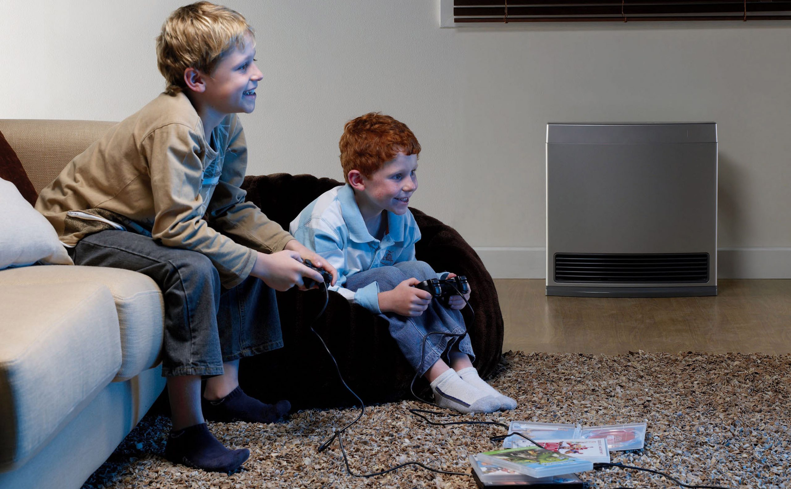 Rinnai Enduro 13 Convector Portable Gas Heater (lifestyle - children living room silver)